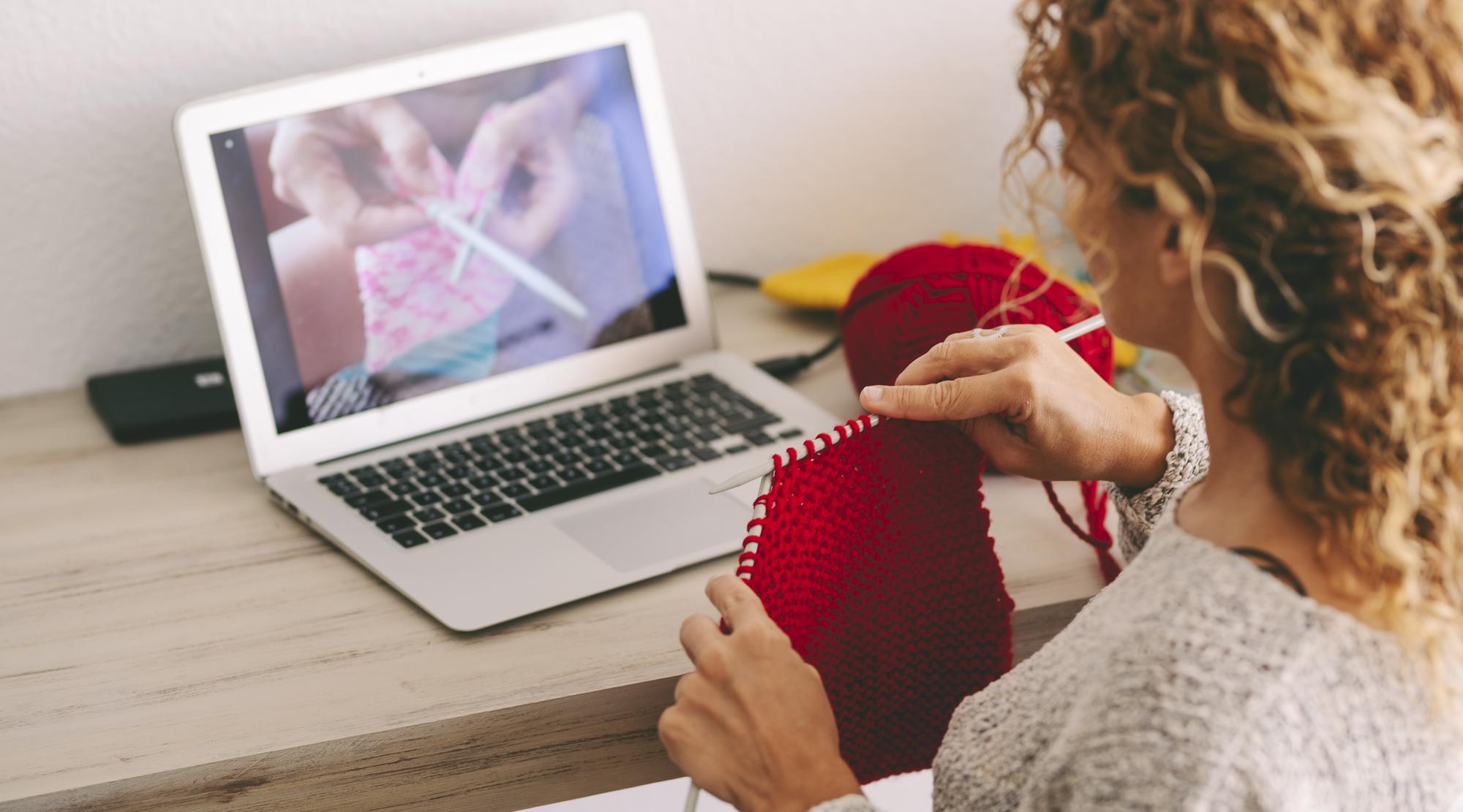 Tutor che mostra tecniche di ricamo via video